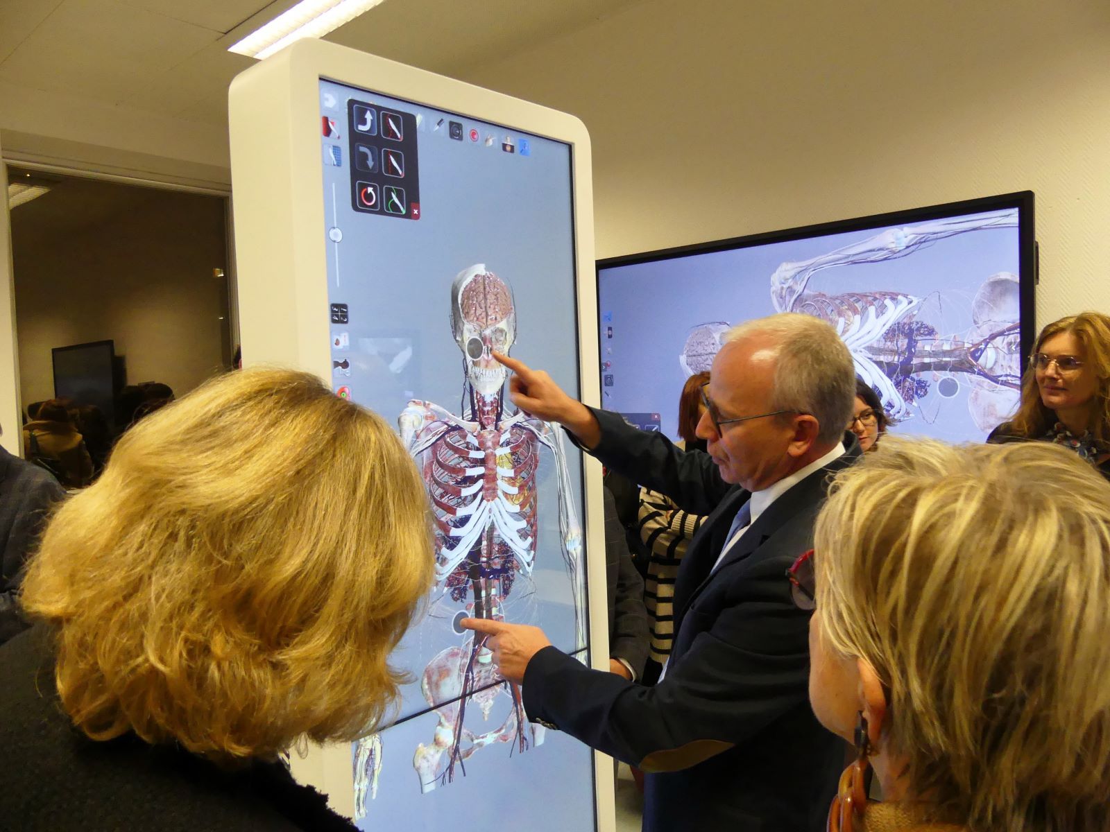 Table numérique anatomage du laboratoire d'anatomie de l'ufr des sciences de santé de l'université de bourgogne