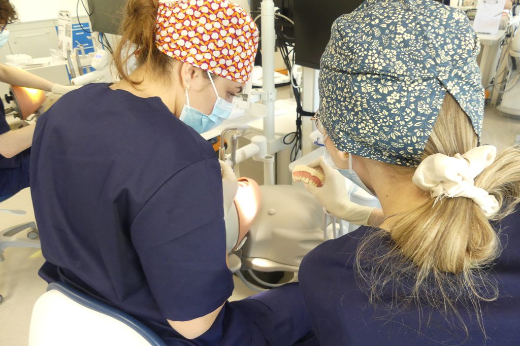 Etudiantes en odontologie à Dijon
